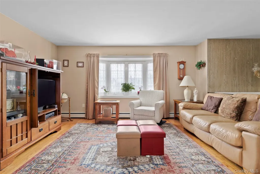 830 N Broome Avenue Lindenhurst NY 11757