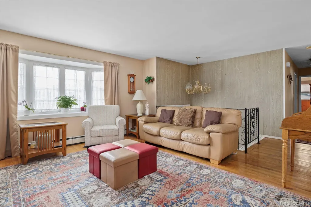 830 N Broome Avenue Lindenhurst NY 11757
