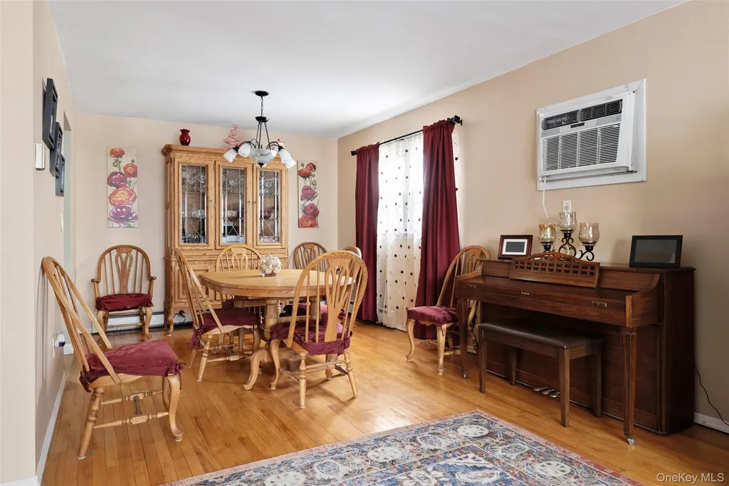 830 N Broome Avenue Lindenhurst NY 11757