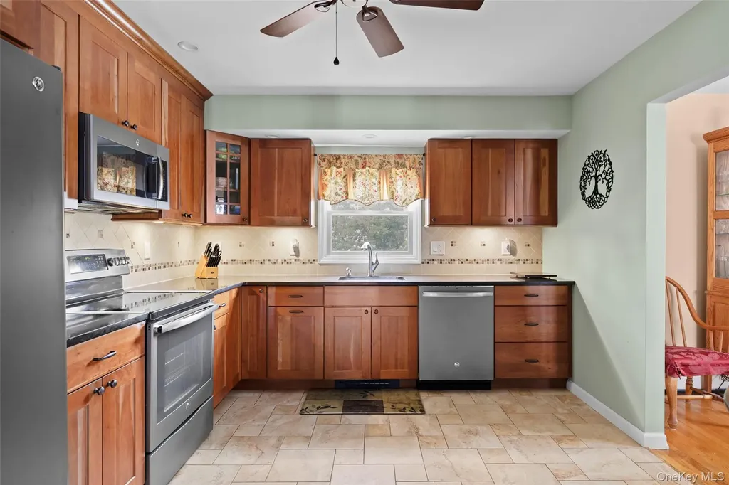 830 N Broome Avenue Lindenhurst NY 11757