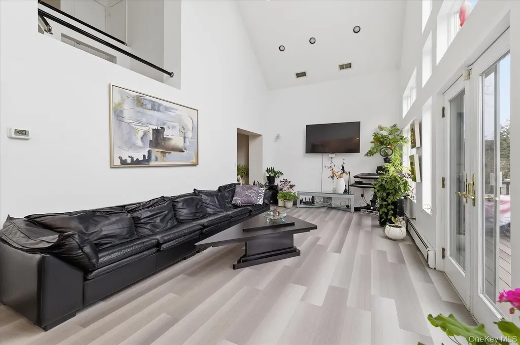 34 Reyam Road Lynbrook NY 11563