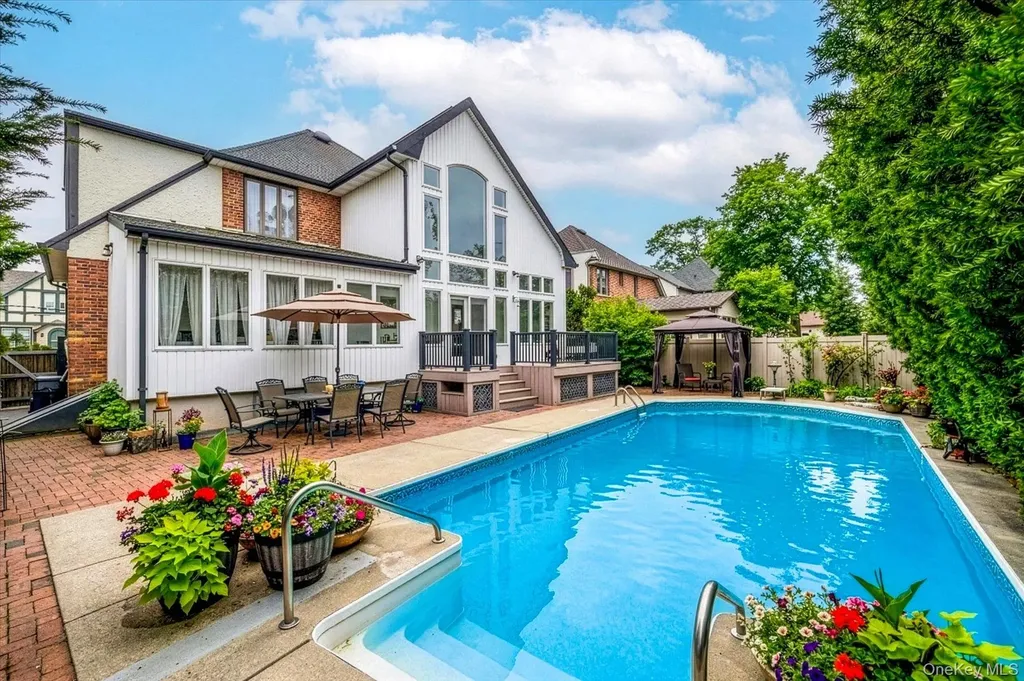 34 Reyam Road Lynbrook NY 11563