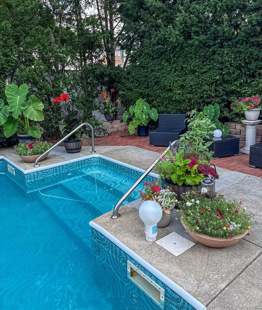 34 Reyam Road Lynbrook NY 11563