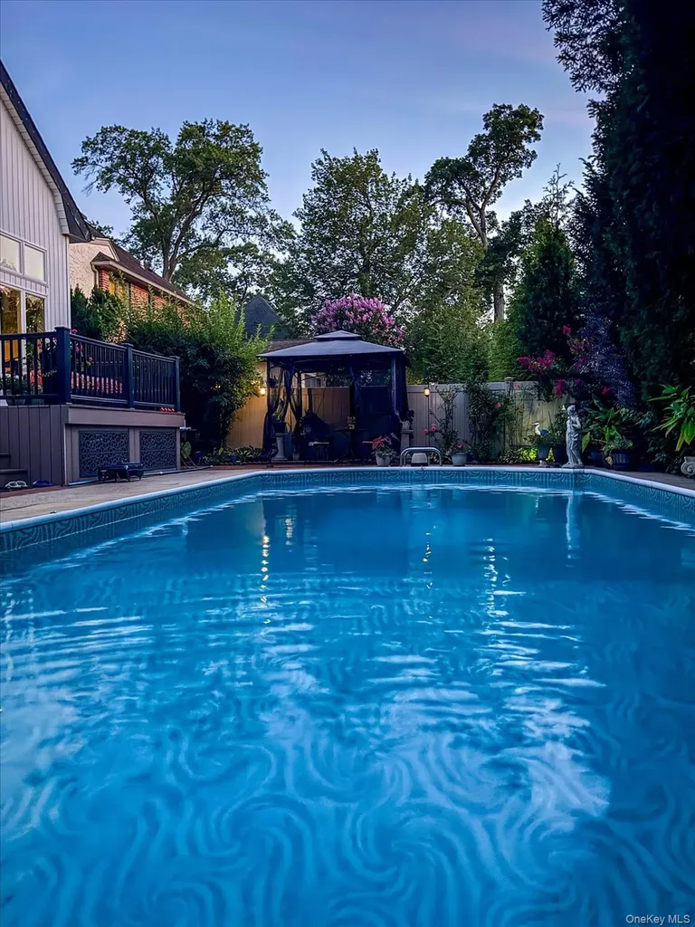 34 Reyam Road Lynbrook NY 11563