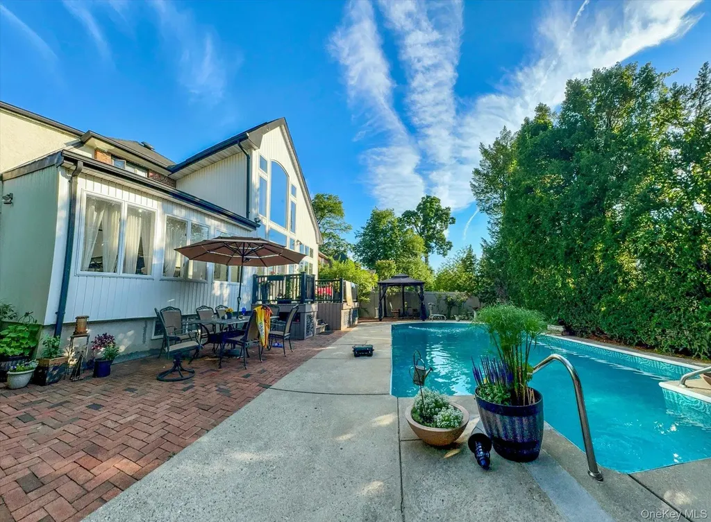 34 Reyam Road Lynbrook NY 11563