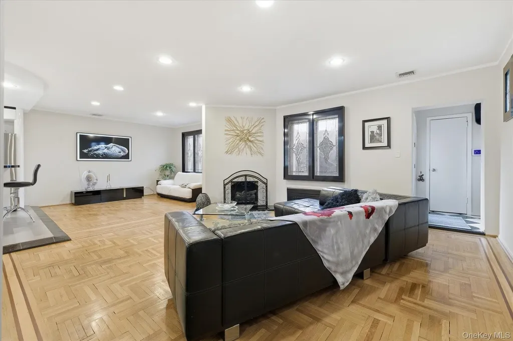 34 Reyam Road Lynbrook NY 11563