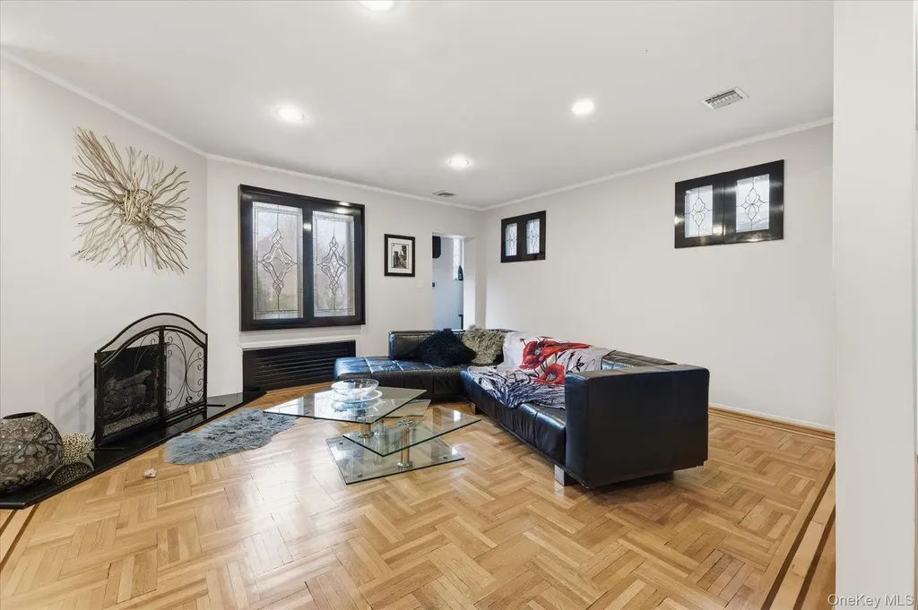 34 Reyam Road Lynbrook NY 11563