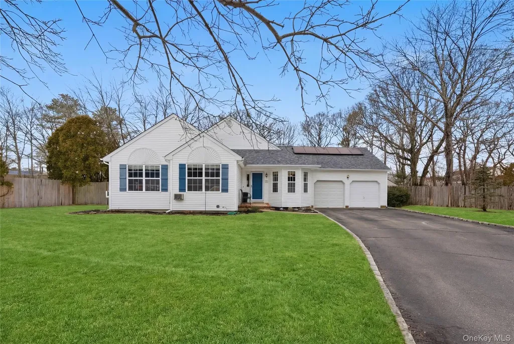 8 Lucy Court Patchogue NY 11772