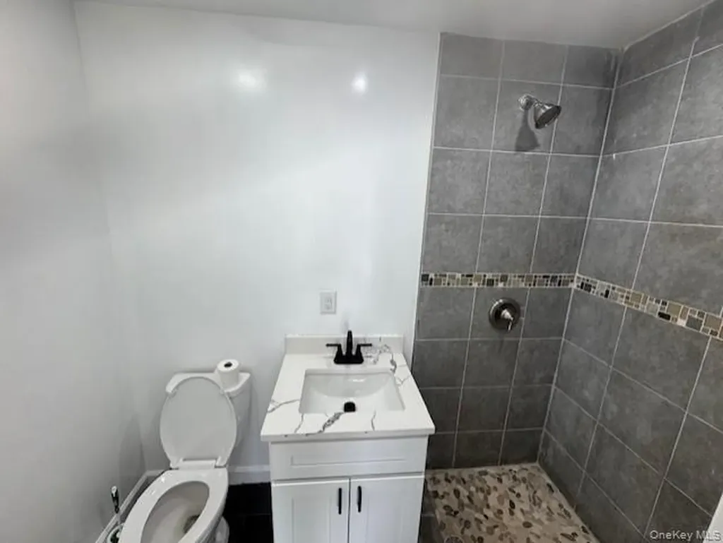 11 Bayview Avenue Lawrence NY 11559