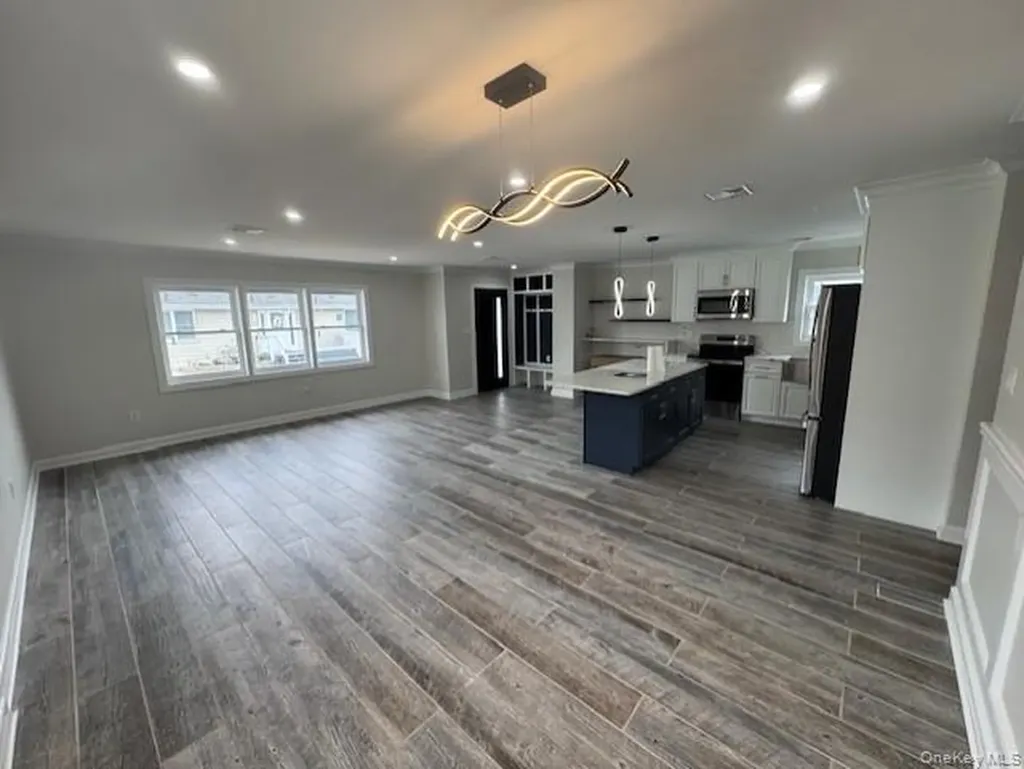 11 Bayview Avenue Lawrence NY 11559