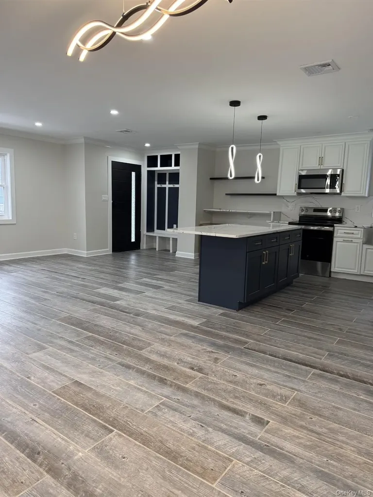 11 Bayview Avenue Lawrence NY 11559