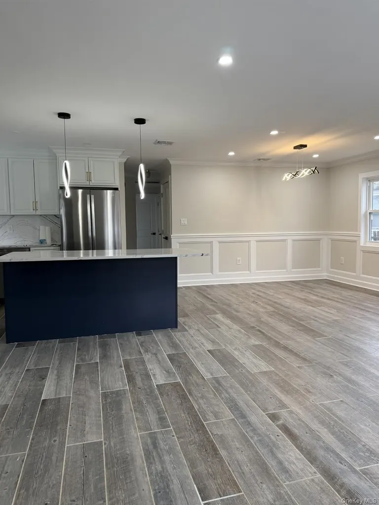 11 Bayview Avenue Lawrence NY 11559