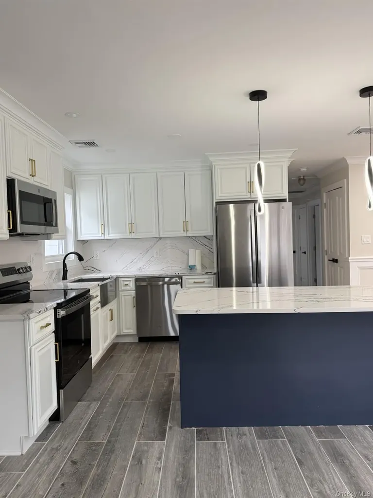 11 Bayview Avenue Lawrence NY 11559