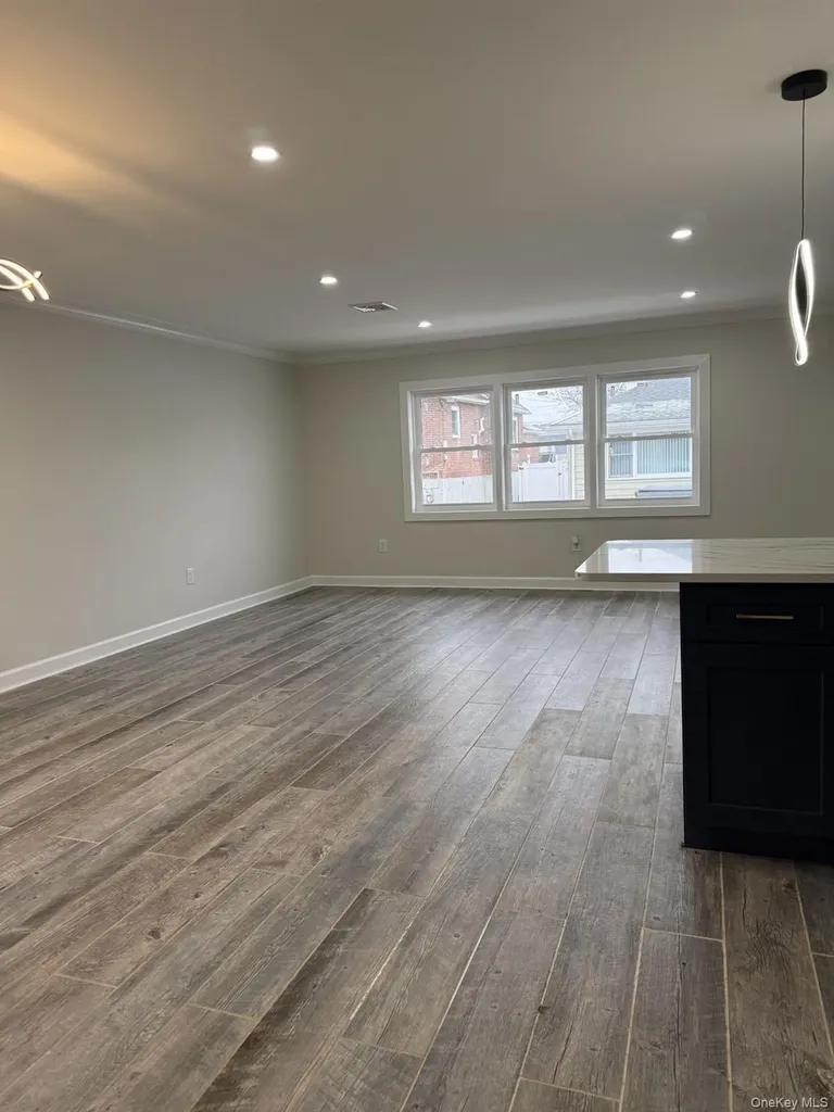 11 Bayview Avenue Lawrence NY 11559