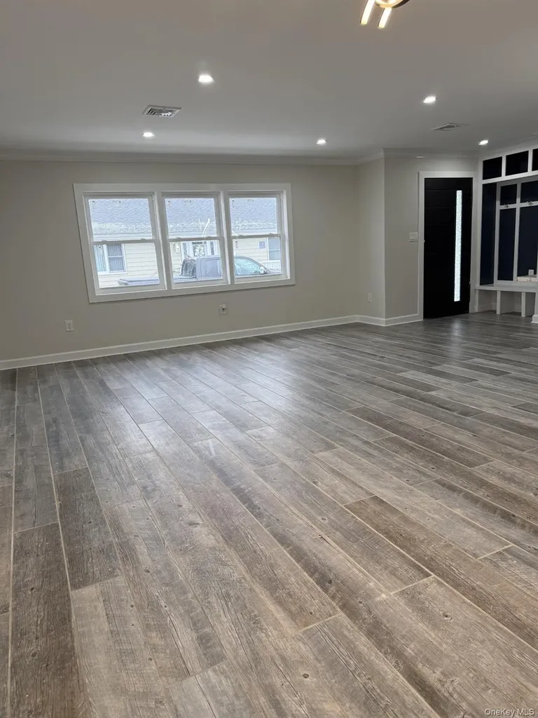 11 Bayview Avenue Lawrence NY 11559