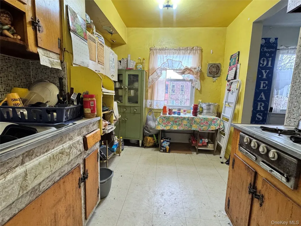 946 E 215th Street Bronx NY 10469