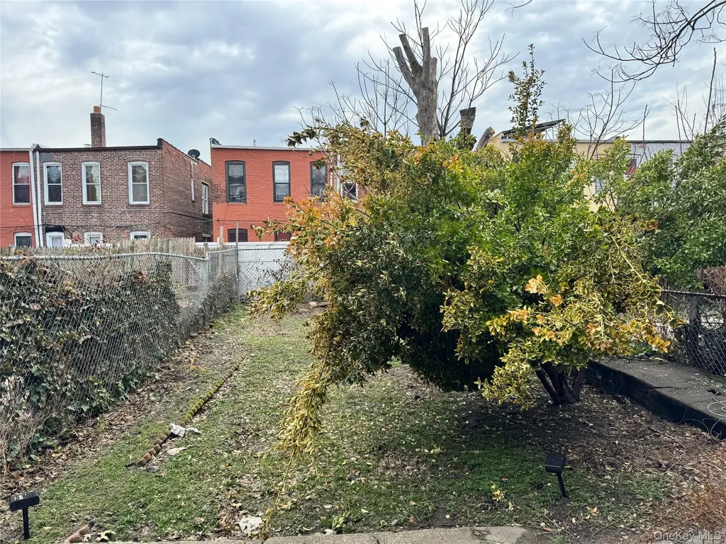 946 E 215th Street Bronx NY 10469