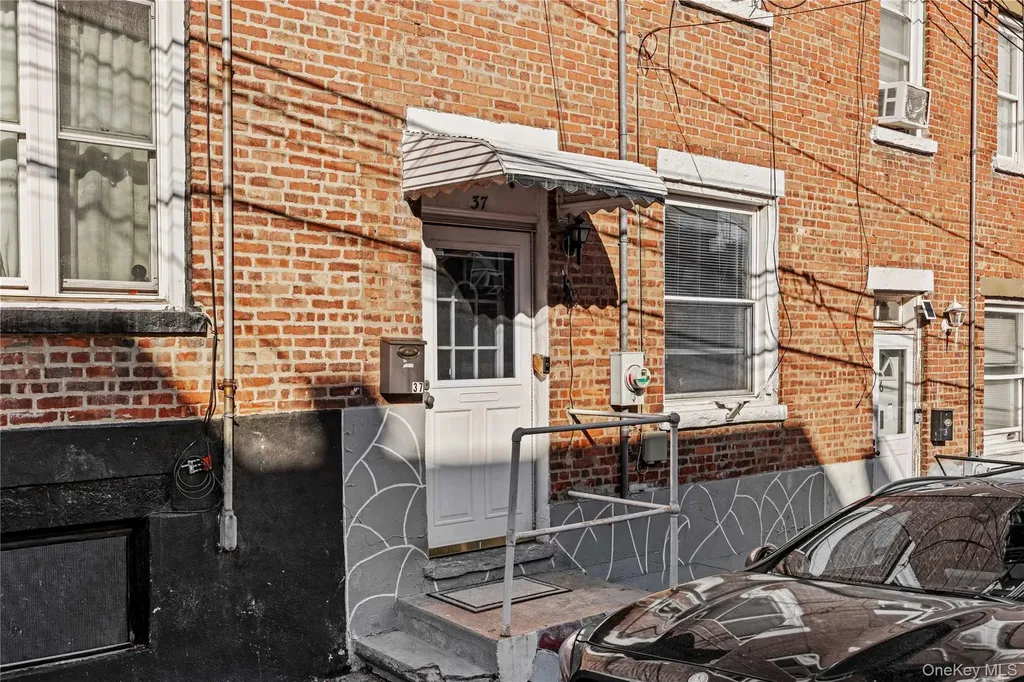 37 Moquette Row S Yonkers NY 10703