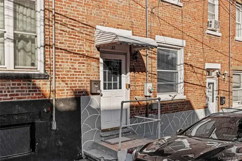37 Moquette Row S Yonkers NY 10703