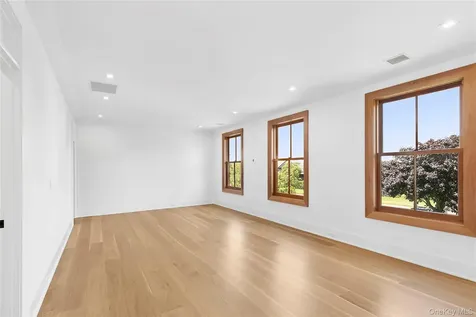 522 Wickapogue Road Southampton NY 11968