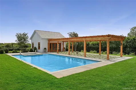 522 Wickapogue Road Southampton NY 11968