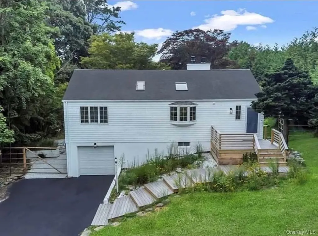 12 Ridge Lane Hampton Bays NY 11946
