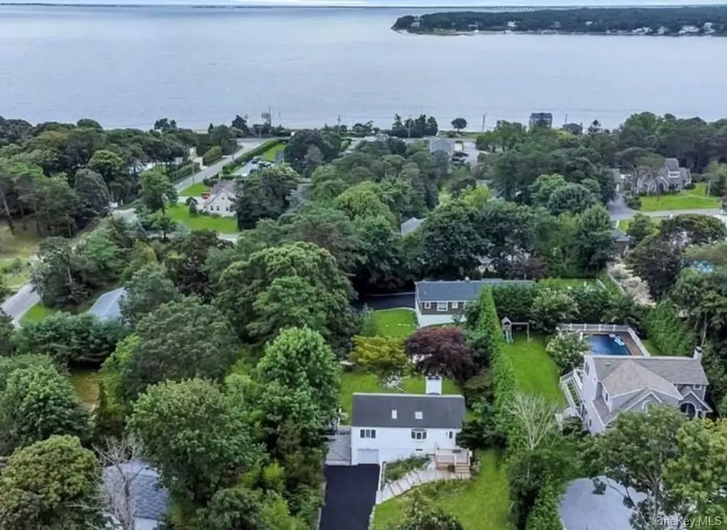 12 Ridge Lane Hampton Bays NY 11946