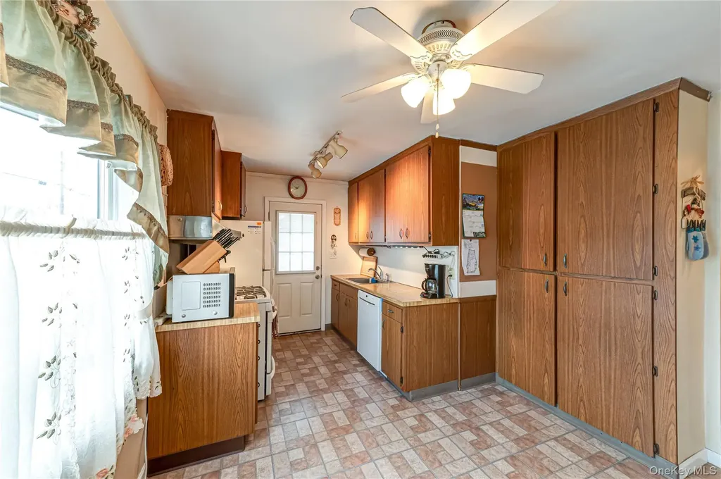 150 Park Lane Massapequa NY 11758