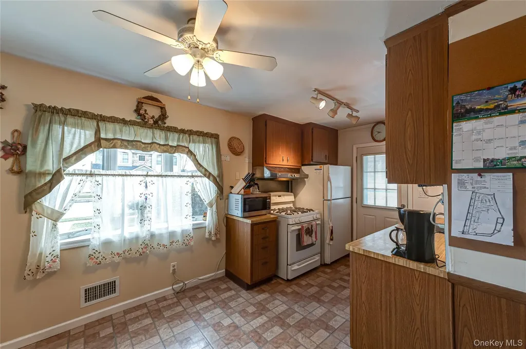 150 Park Lane Massapequa NY 11758