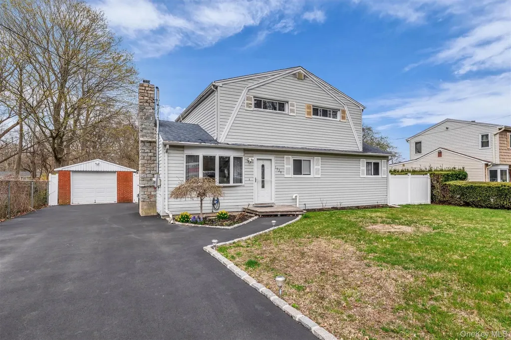 1520 N Thompson Drive Bay Shore NY 11706