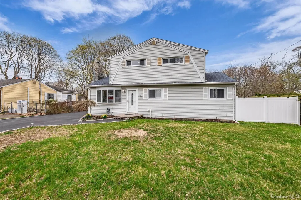 1520 N Thompson Drive Bay Shore NY 11706