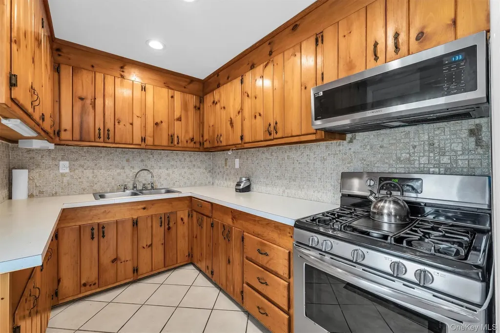 1520 N Thompson Drive Bay Shore NY 11706