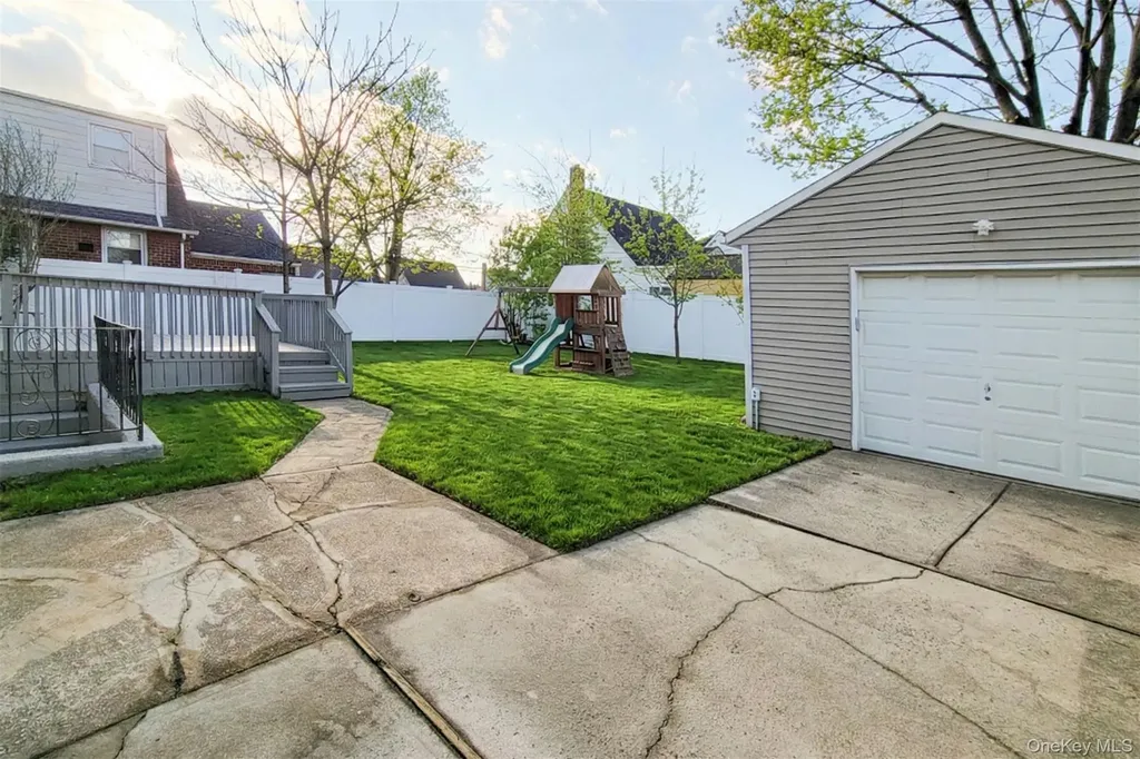 2409 Lindy Road Westbury NY 11590