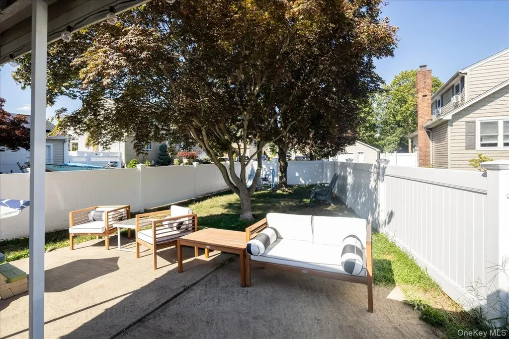 404 Silver Lane Oceanside NY 11572