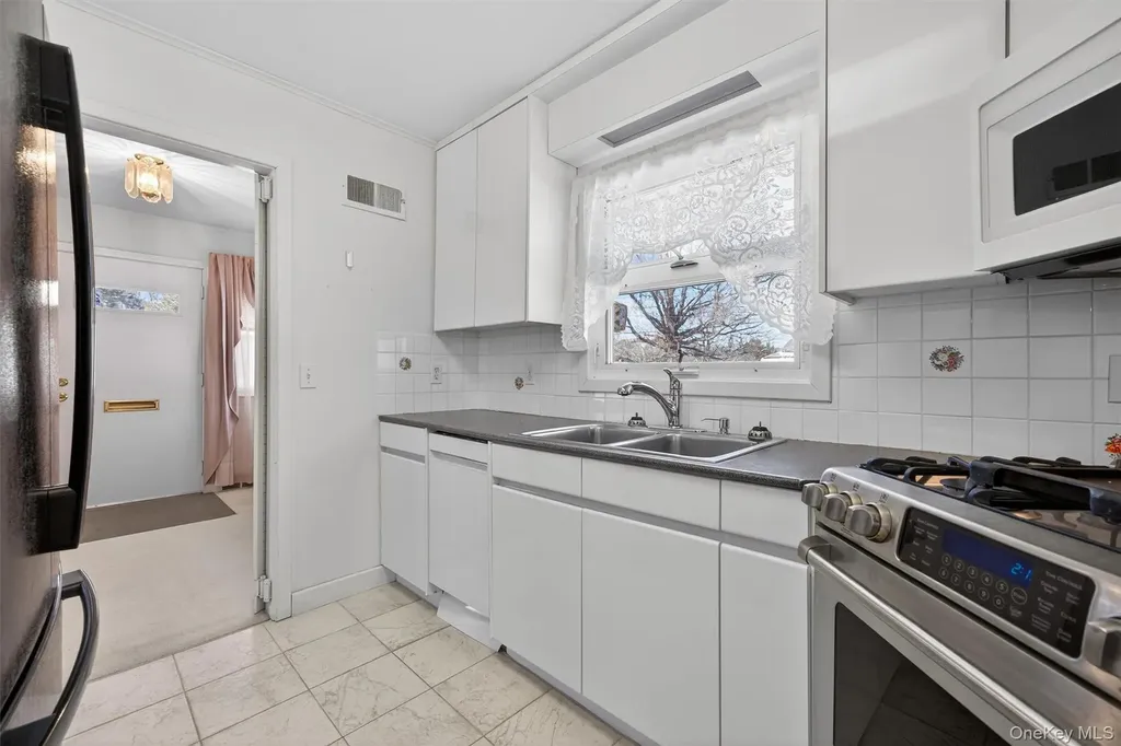 2 Thomas Jefferson Place Middletown NY 10940