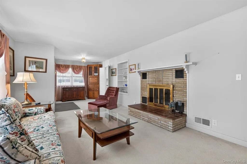 2 Thomas Jefferson Place Middletown NY 10940