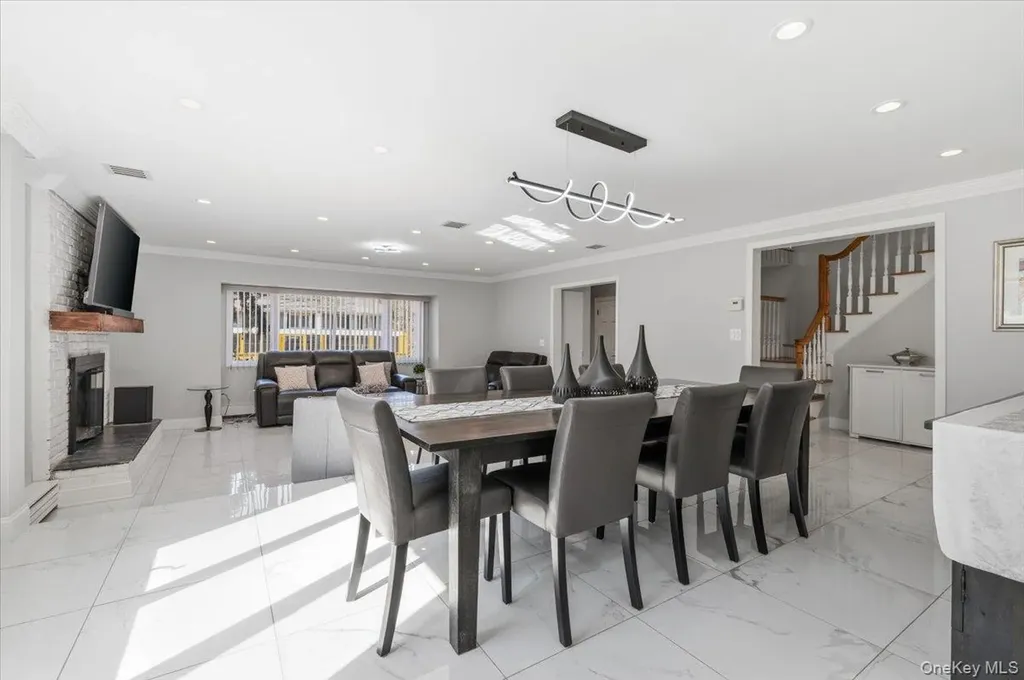 98 Barry Lane Syosset NY 11791