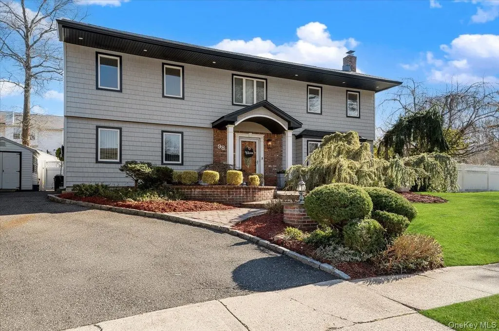 98 Barry Lane Syosset NY 11791