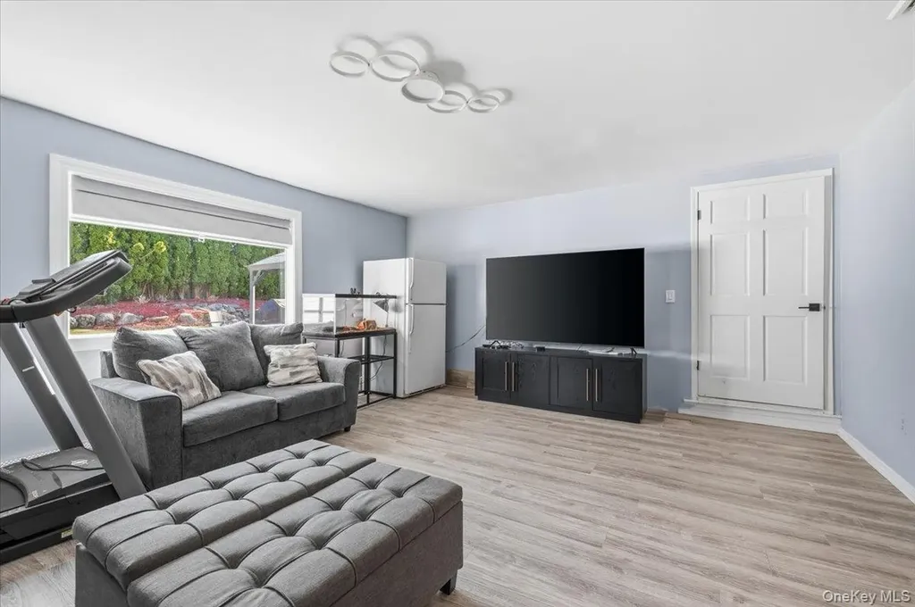 98 Barry Lane Syosset NY 11791