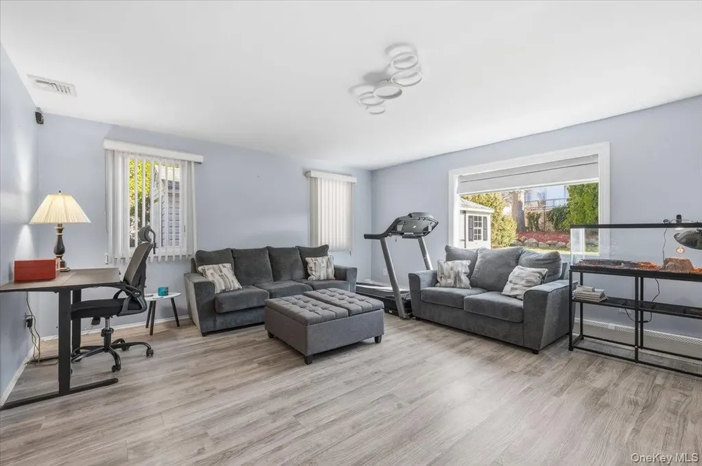 98 Barry Lane Syosset NY 11791