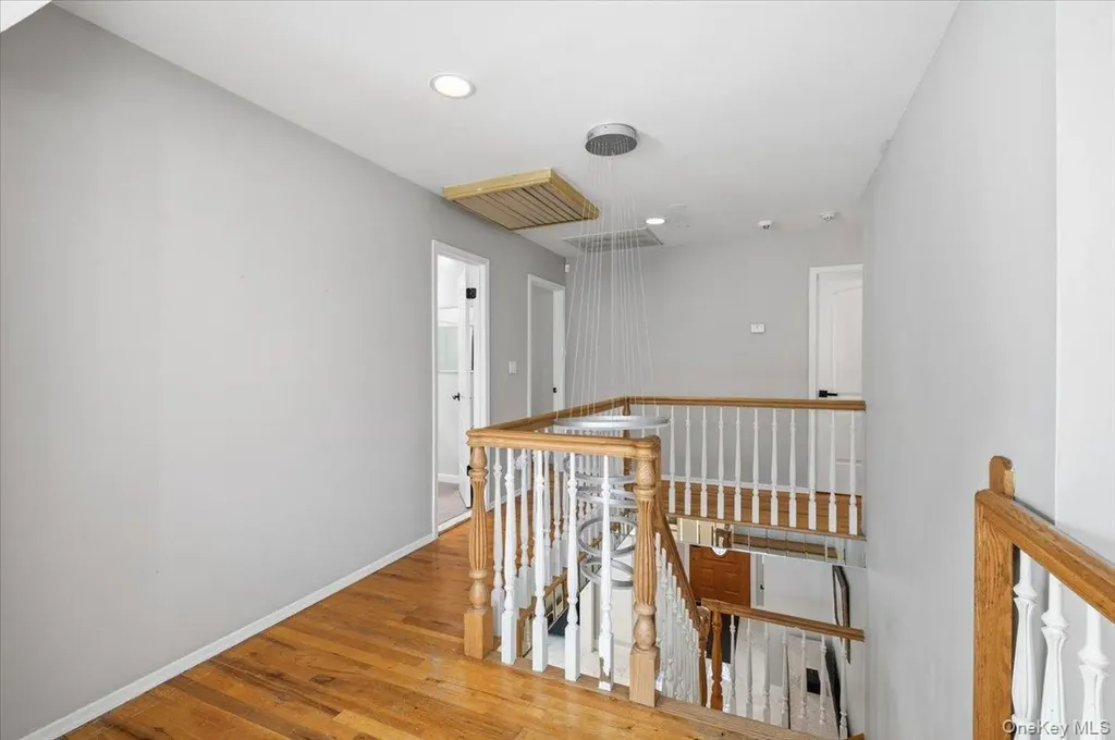 98 Barry Lane Syosset NY 11791