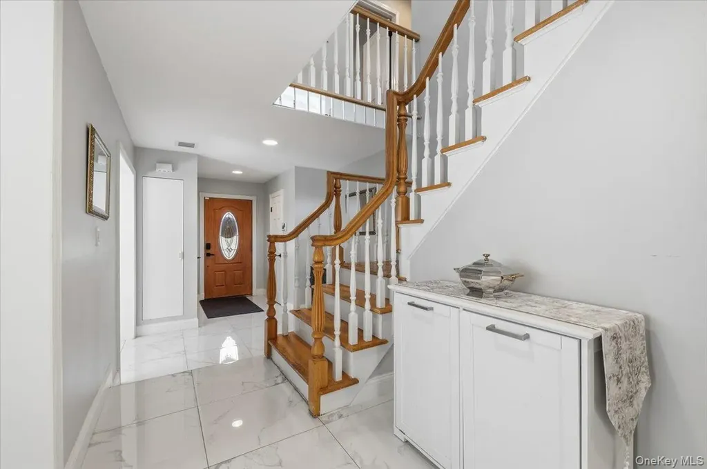 98 Barry Lane Syosset NY 11791