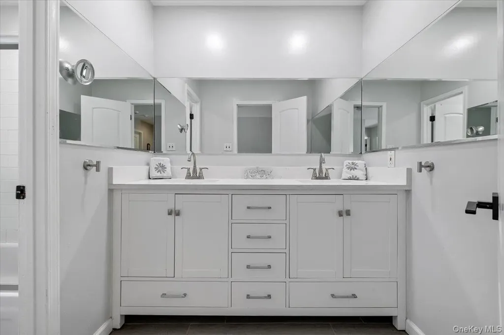 98 Barry Lane Syosset NY 11791
