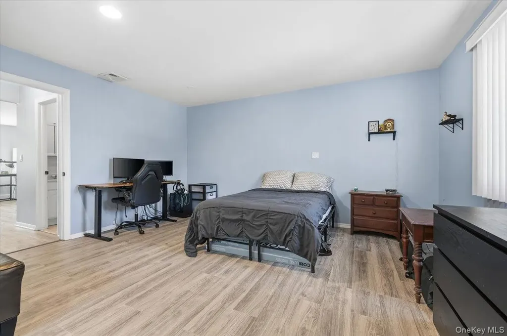 98 Barry Lane Syosset NY 11791
