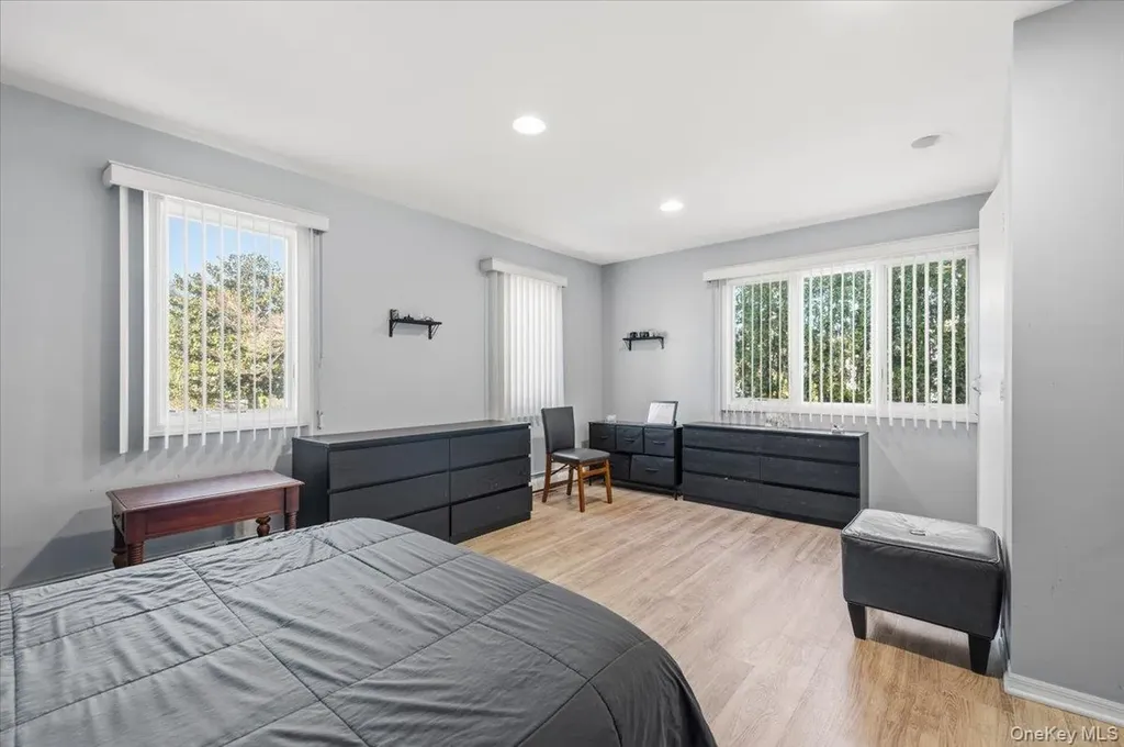 98 Barry Lane Syosset NY 11791