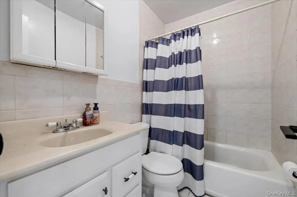98 Barry Lane Syosset NY 11791