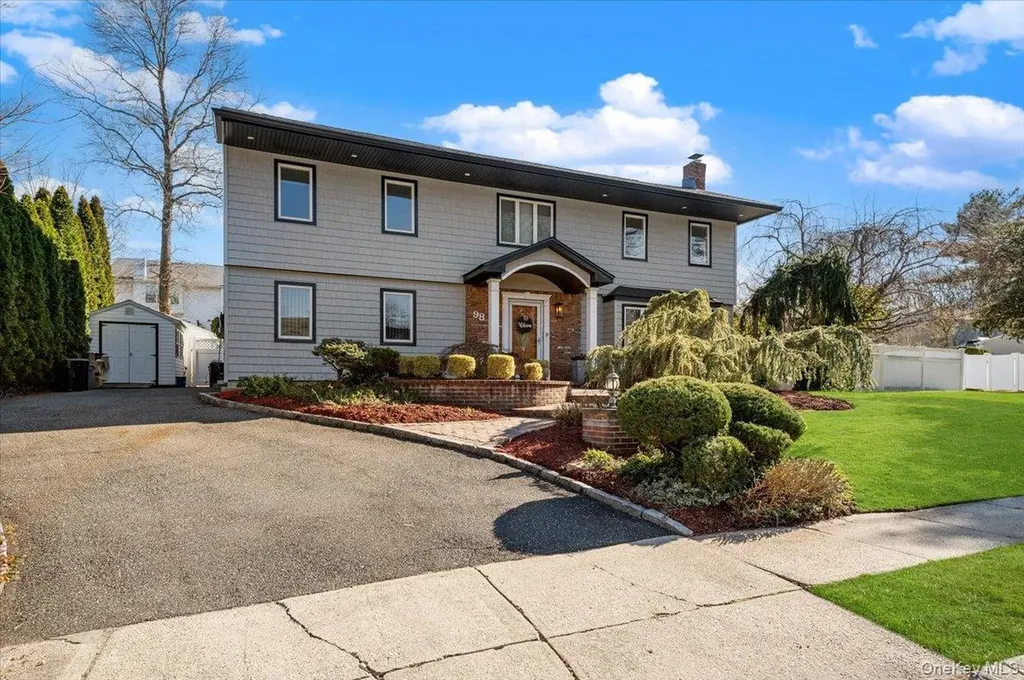98 Barry Lane Syosset NY 11791
