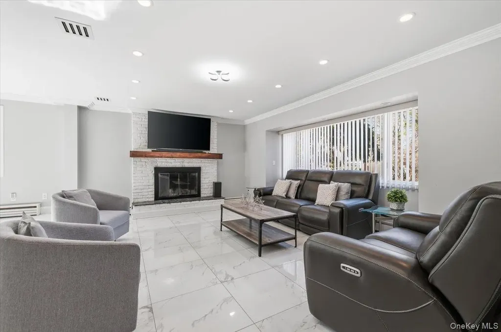 98 Barry Lane Syosset NY 11791