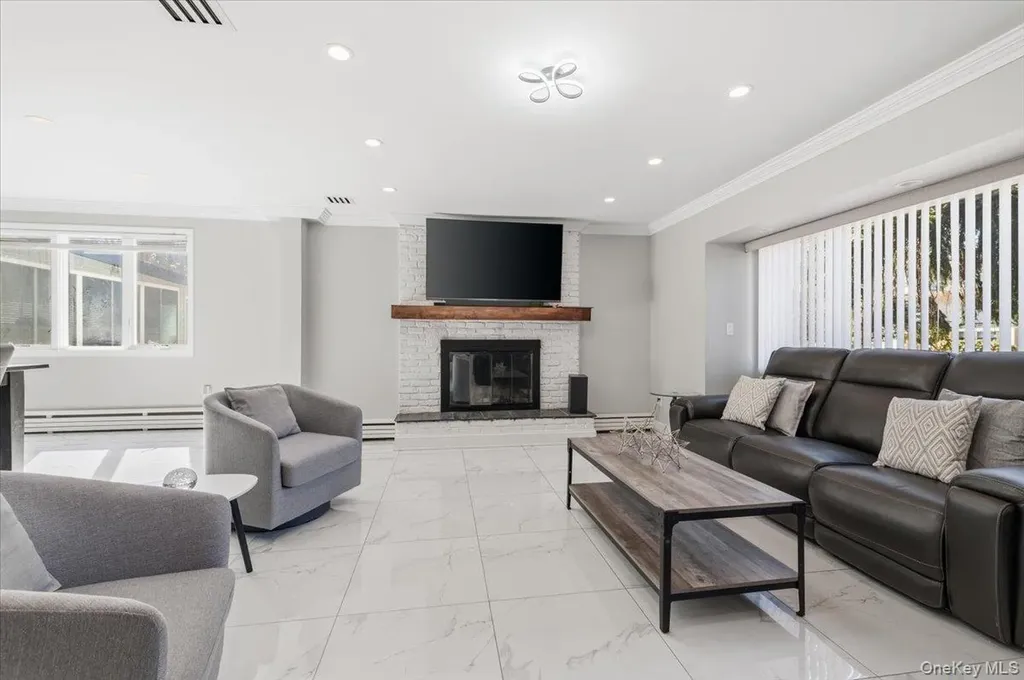 98 Barry Lane Syosset NY 11791