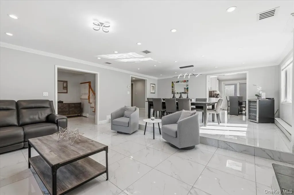 98 Barry Lane Syosset NY 11791